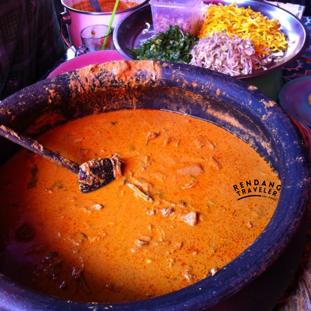 Katupek Gulai Pitalah - Belanga Besar Berisi Gulai