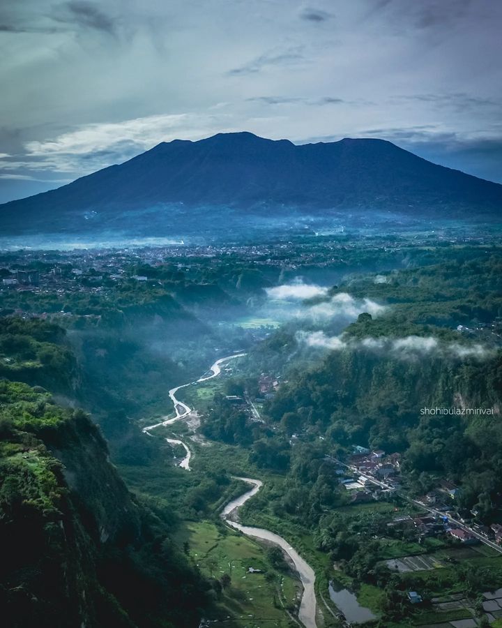 Foto Ngarai Sianok berlatar Gunung Marapi